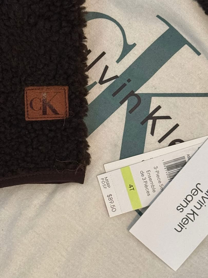 Calvin Klein Set Niño . Sherpa-Polera-Pantalon